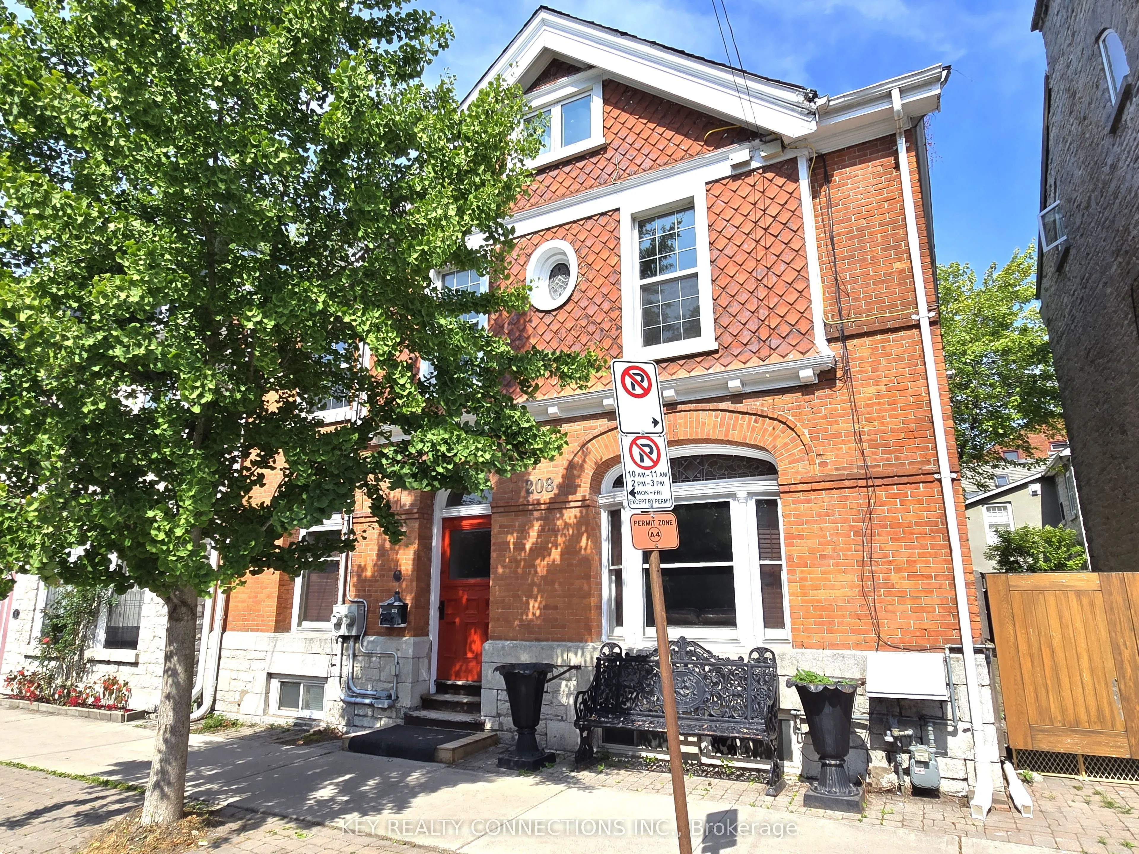 208 King Street, ON K7L 3A4