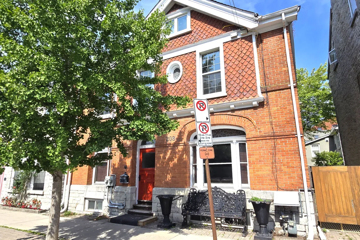208 King Street, ON K7L 3A4