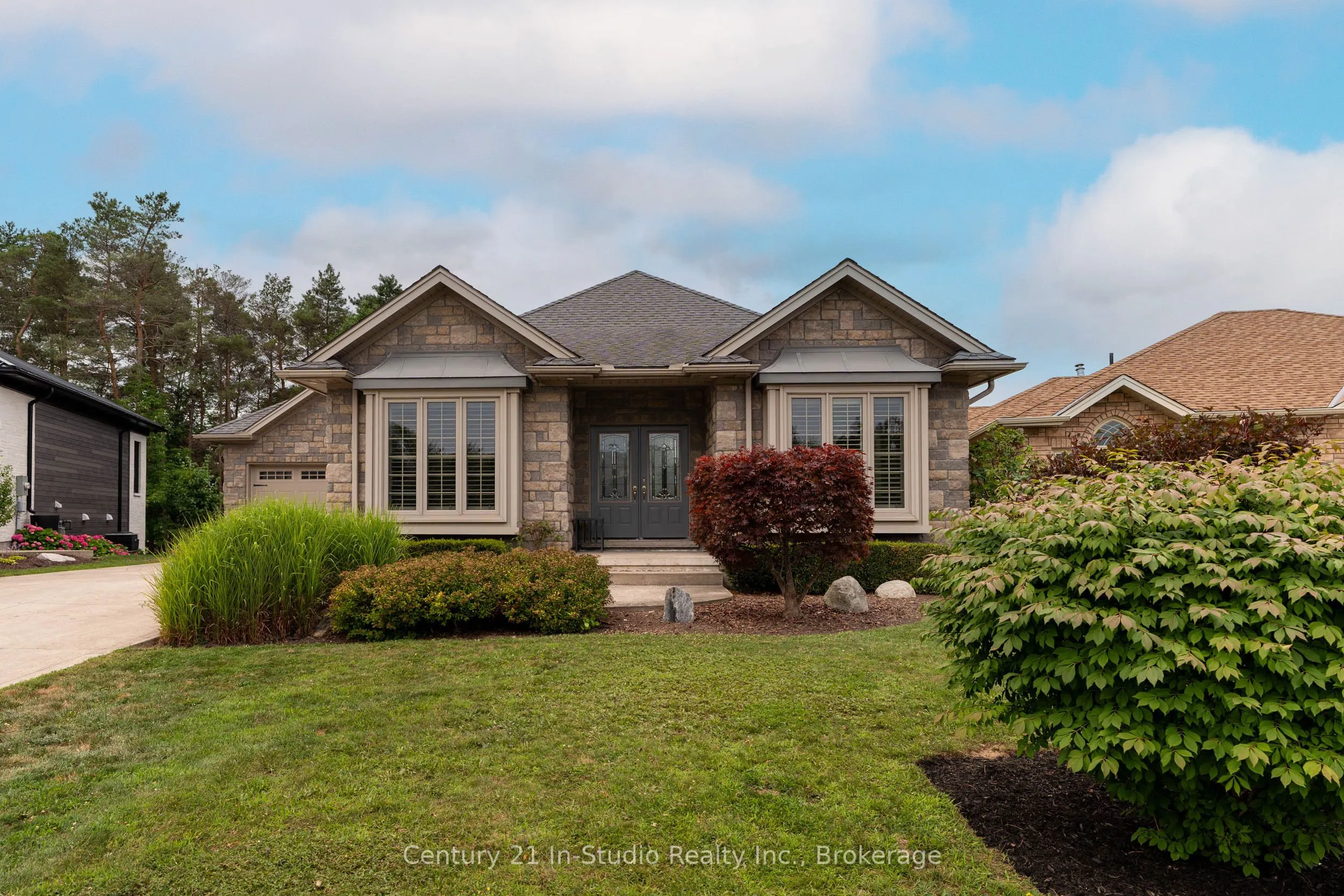 6 Glen Abbey Court, ON N4L 1Y4