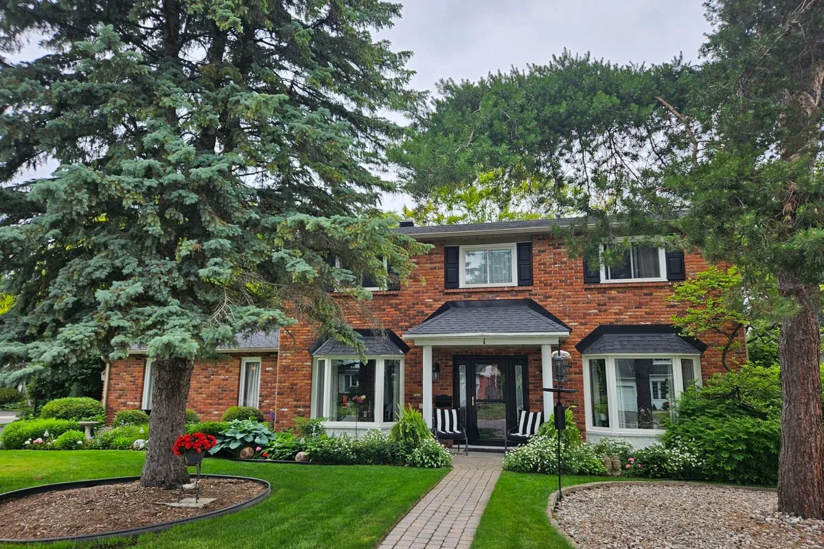 1 Erinlea Court, ON K2E 7C8