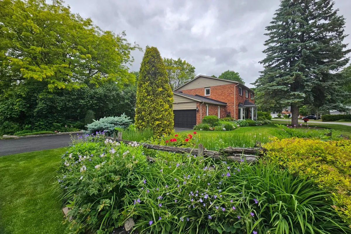 1 Erinlea Court, ON K2E 7C8