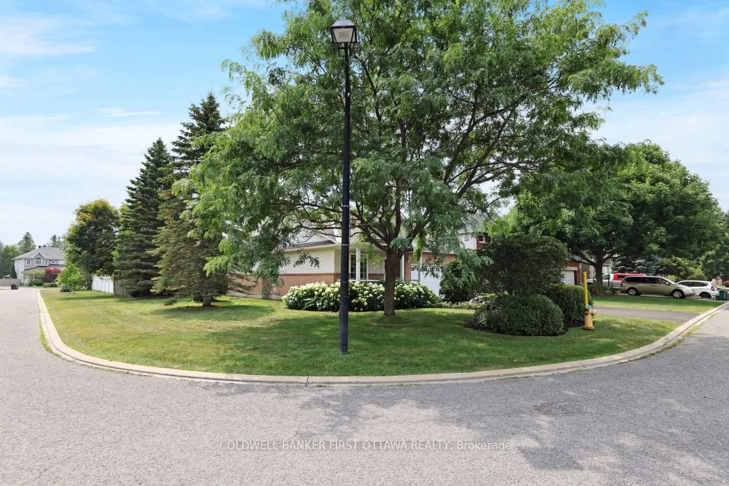 10 Ladybirds Crescent, ON K2S 1Z6