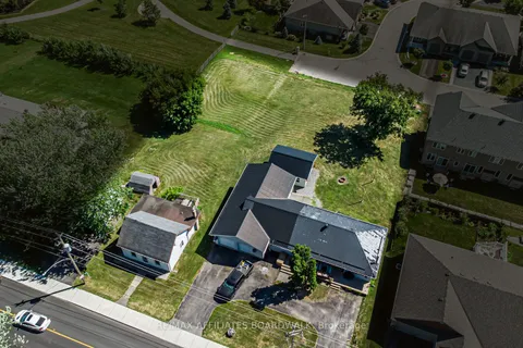 303-307 DONALD B MUNRO Drive, ON K0A 1L0