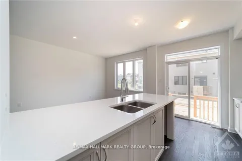 758 JENNIE TROUT Terrace, ON K2W 0M2