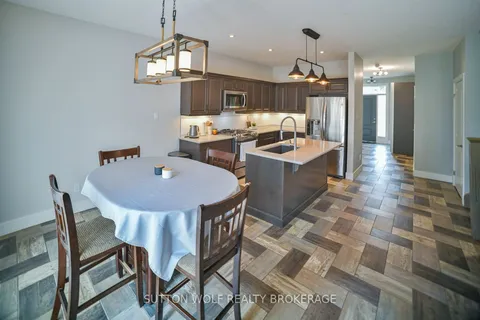 22 Queensway Drive, ON N7G 4M3