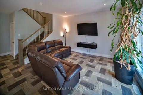 22 Queensway Drive, ON N7G 4M3