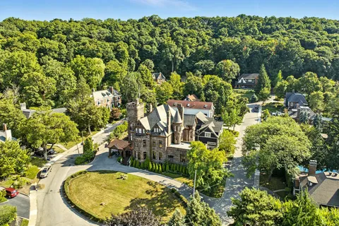 26 Ravenscliffe Avenue, ON L8P 3M4