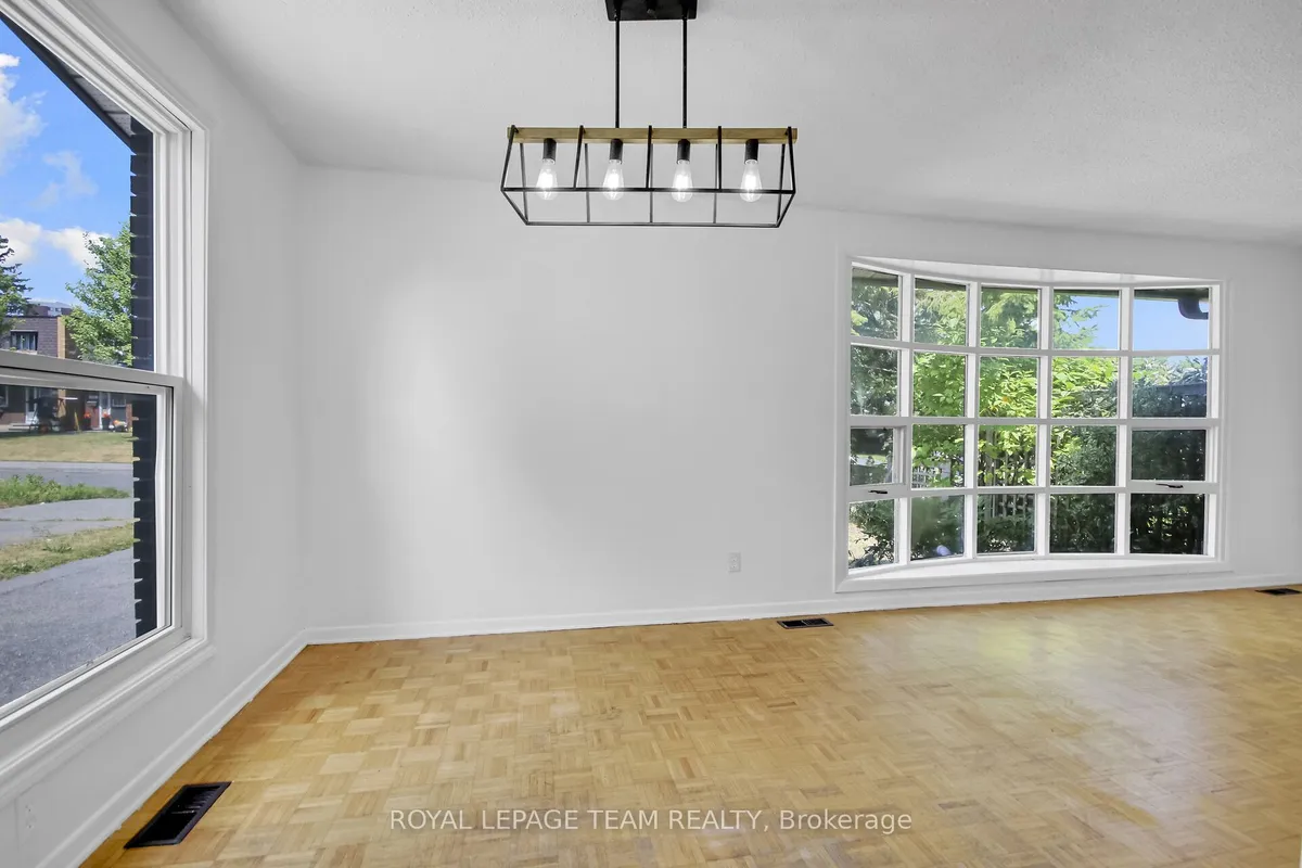 52 Bowhill Avenue, ON K2E 6S7