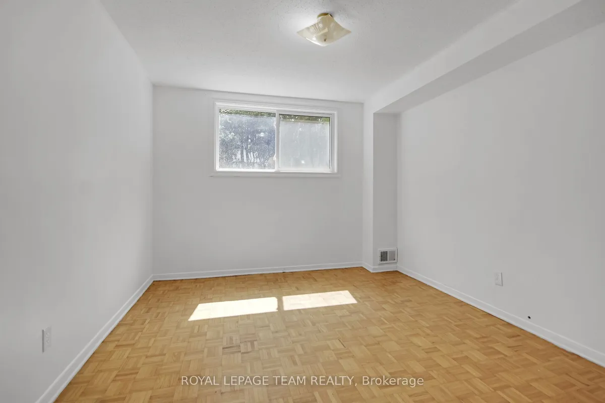 52 Bowhill Avenue, ON K2E 6S7