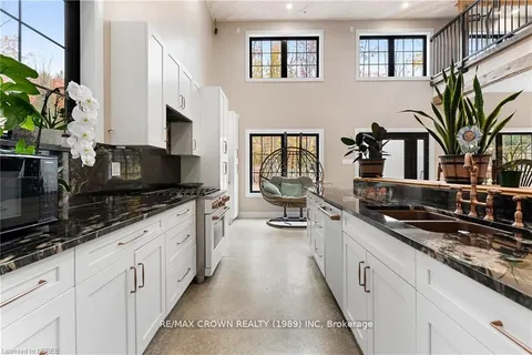 24 Sun Valley Way, ON P0H 1Z0