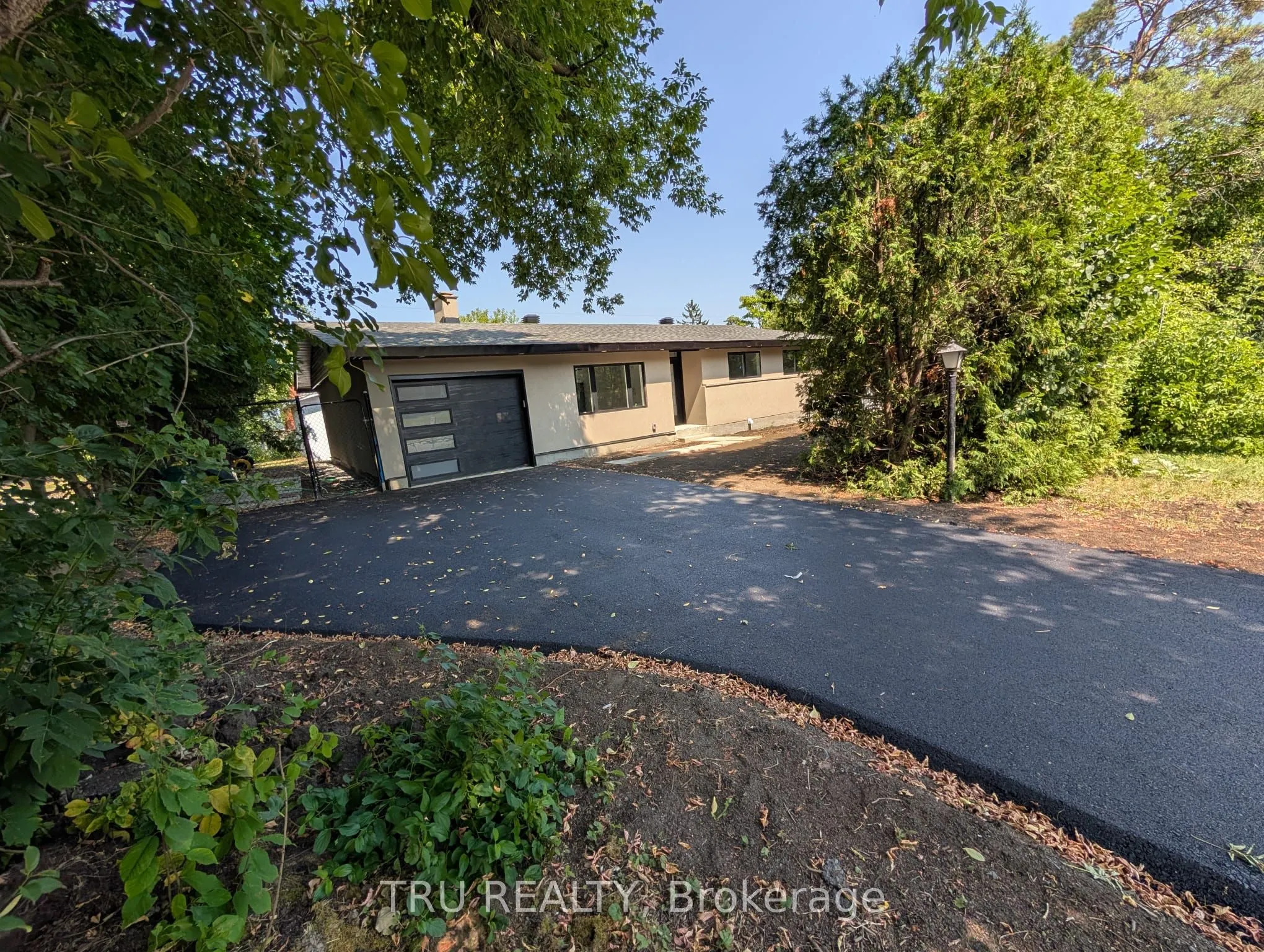 39 Sunnycrest Drive, ON K2E 5Y4