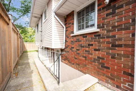 2 Maitland Avenue, ON L9A 3J3