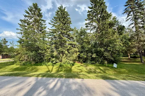 90/92 Pinewood Boulevard, ON K0M 2T0