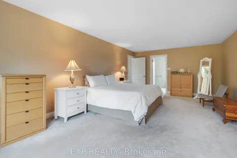 2106 Lamira Street, ON K1H 8N9