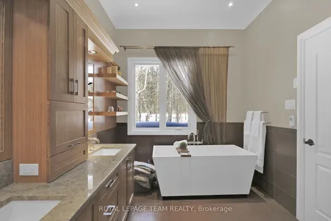 5849 QUEENSCOURT Crescent, ON K4M 1K3