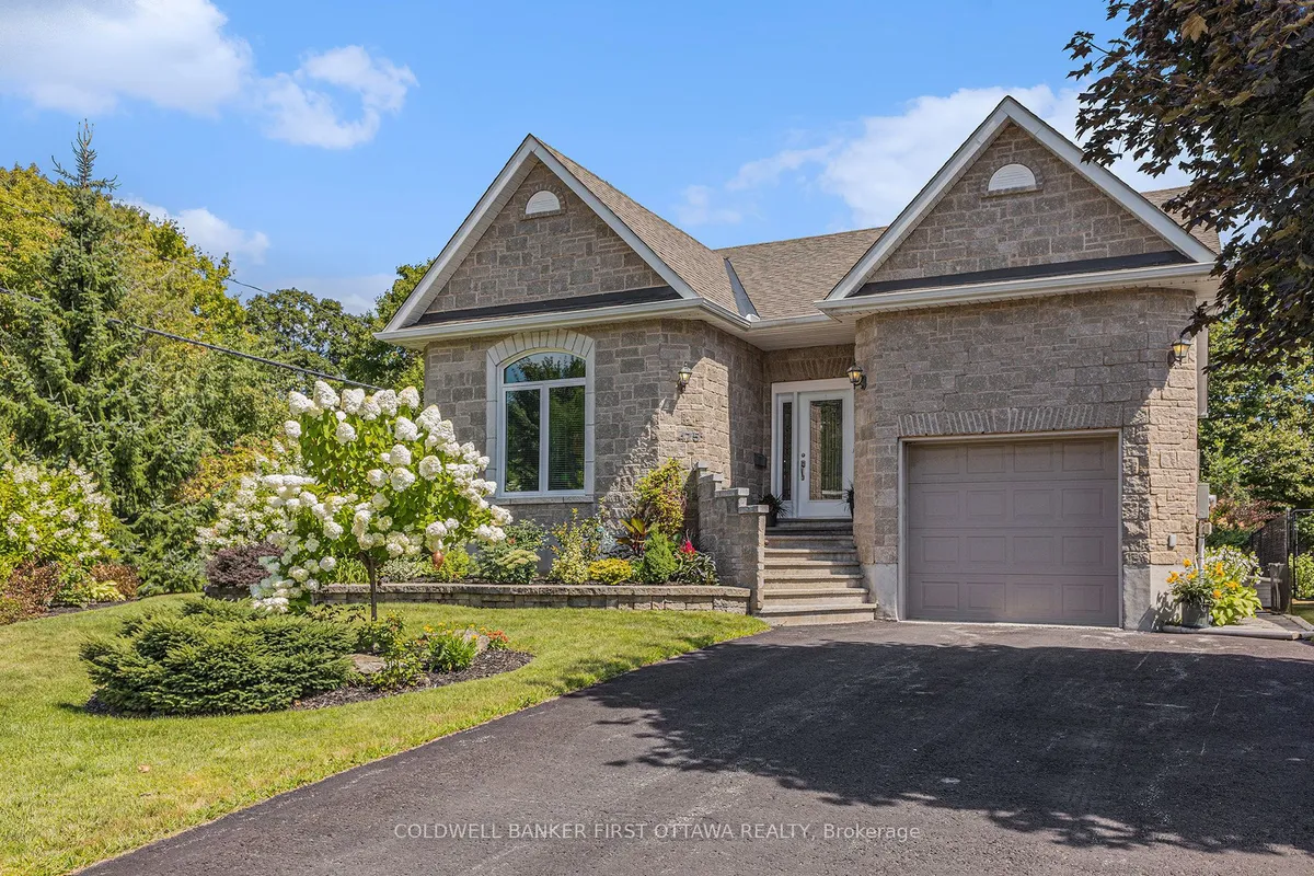 475 MOFFATT Street, ON K7C 4V8