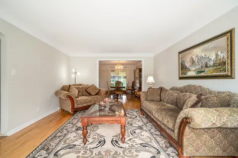 367 Ravenhill Avenue, ON K2A 0J5