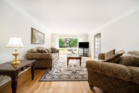 367 Ravenhill Avenue, ON K2A 0J5