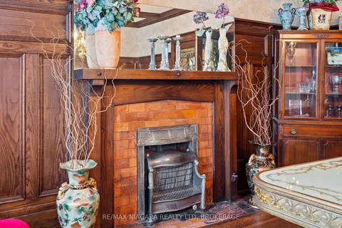 2 Carleton Street, ON L2V 2A3