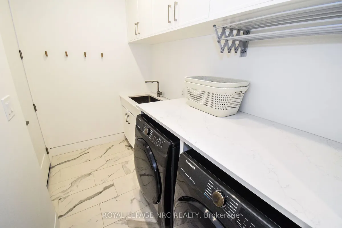 82 IVY Crescent, ON L2V 0J9