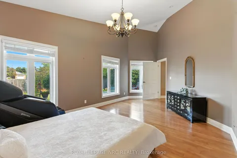 6 MCLEAN Court, ON L2W 0A2