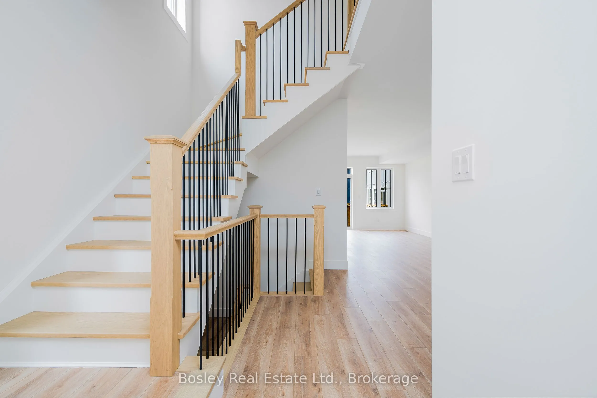 132 WHITE OAK Crescent, ON L9Y 0Z3