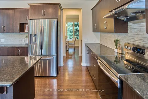 904 Nettleship Court, ON K2T 0E9