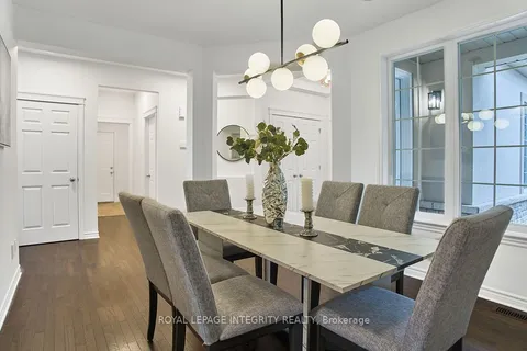 904 Nettleship Court, ON K2T 0E9