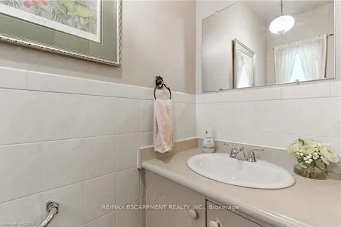 39 Megna Court, ON L9C 6Y6