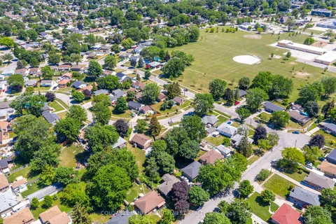 18 Tweedsmuir Avenue, ON N7S 2R8