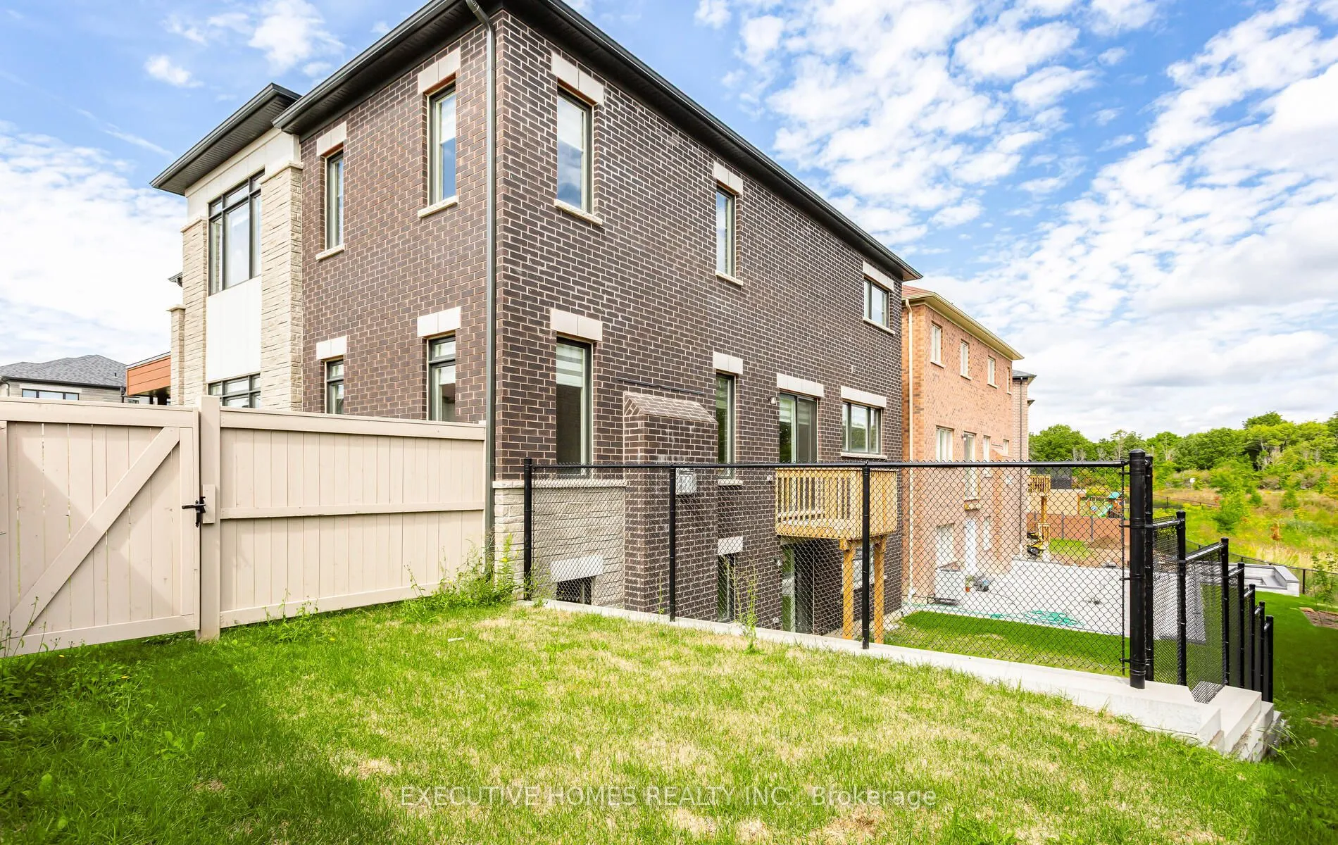 77 Pond View Gate, ON L8B 2A1