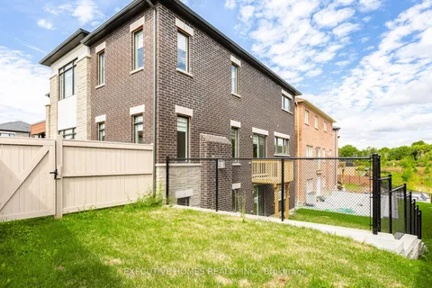 77 Pond View Gate, ON L8B 2A1