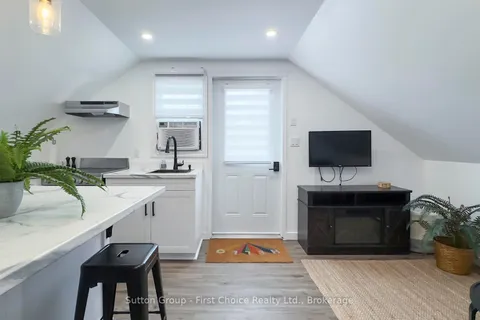 162 Wellington Street, ON N7A 3T4