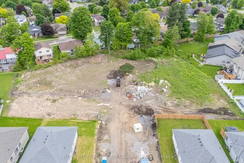 4 MANAHAN Court, ON K6V 7J9