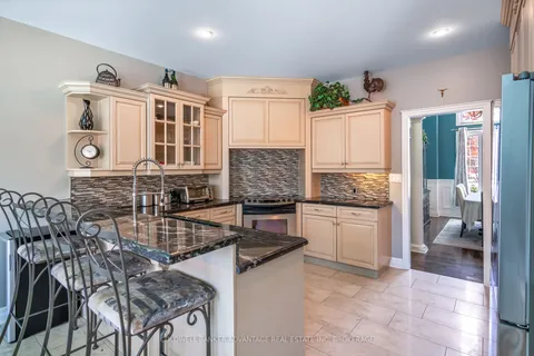 152 Redwood Court, ON L3C 7C4