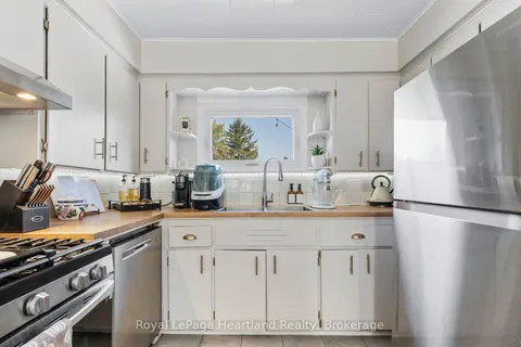 5 WILLIAM Drive, ON N0M 1M0