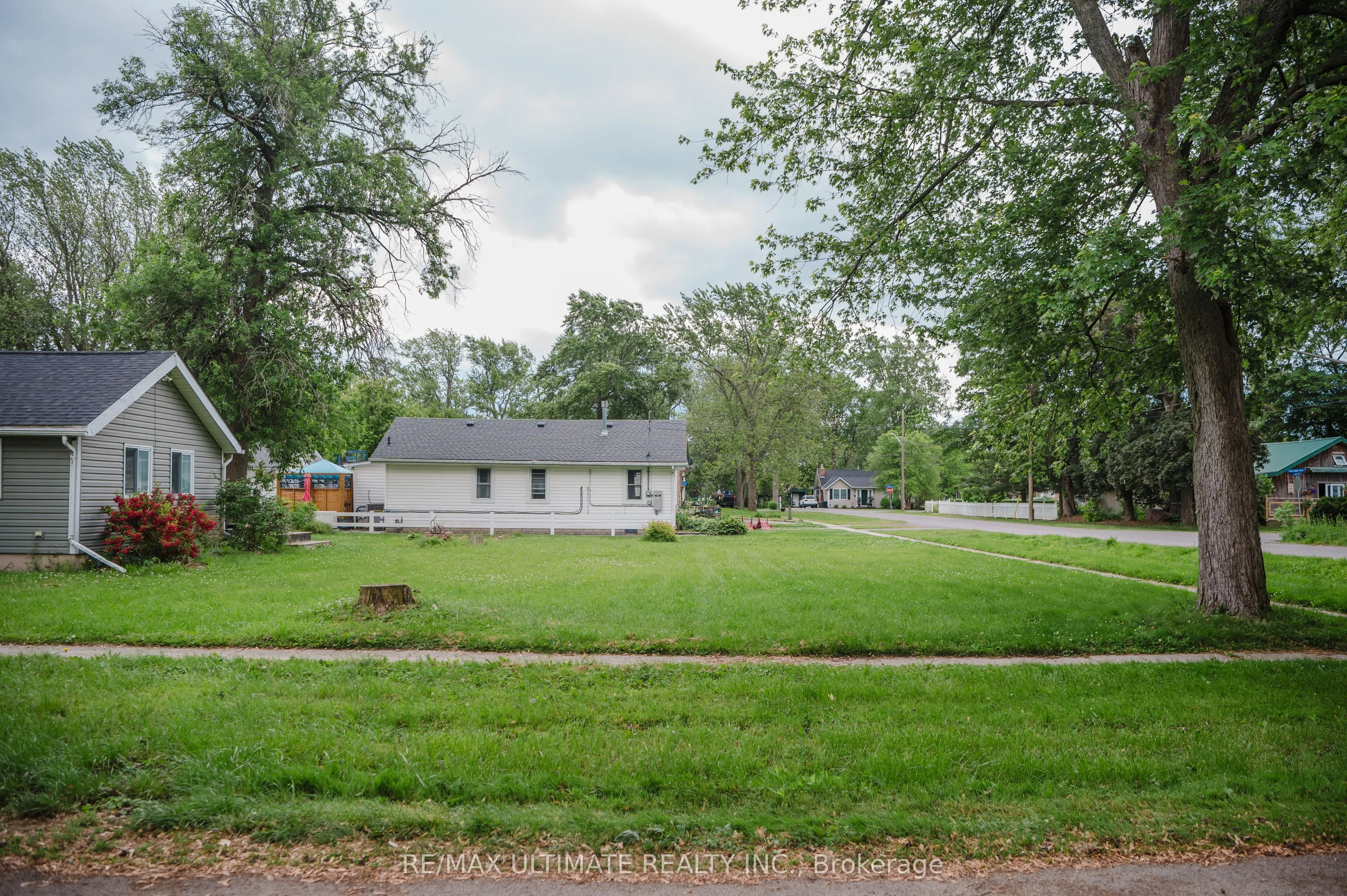Vacant Land at 000 Helen Street in Fort Erie - MLS# X12400624