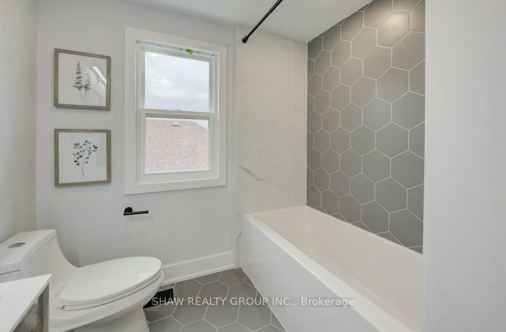 28 Barons Avenue, ON L8K 2X9