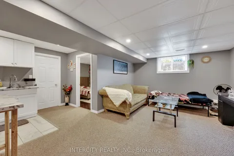 82 Molengraaf Way, ON N7M 0A2