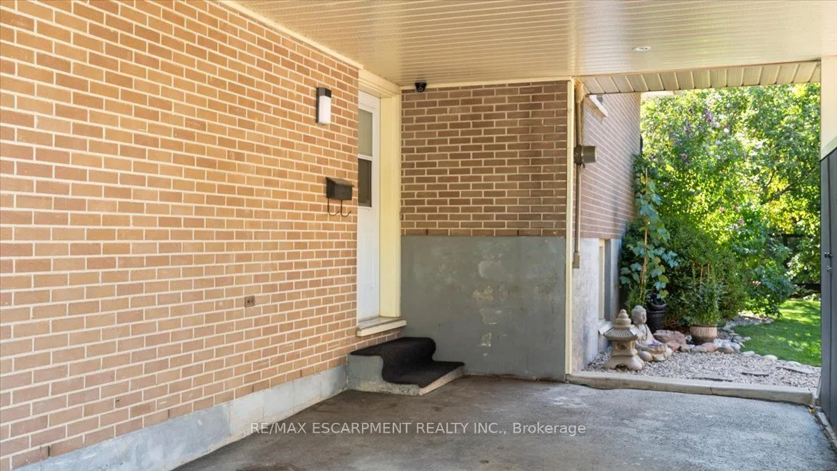 7 May Avenue, ON K8P 2N8