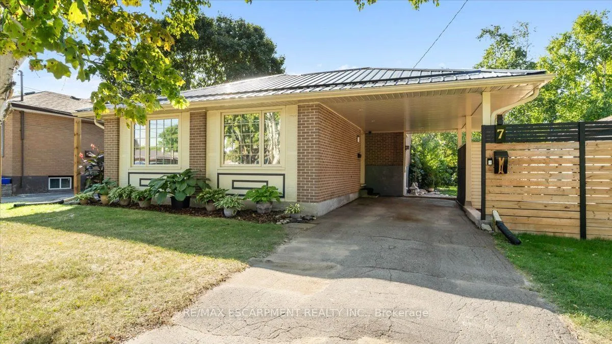 7 May Avenue, ON K8P 2N8