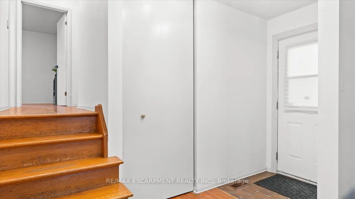 7 May Avenue, ON K8P 2N8