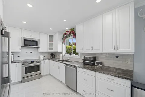 925 Royal Avenue, ON K6A 3K2