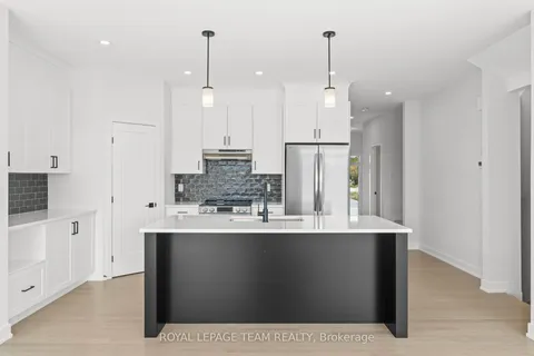 1004 Moore Street, ON K6V 0H2