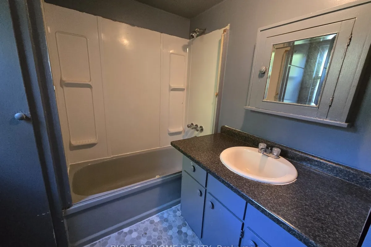 939 Wellington Street, ON N9A 5K2