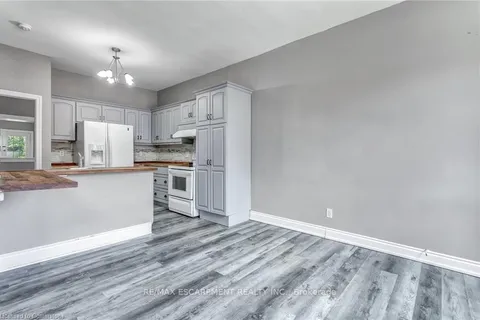 26 Madison Avenue, ON L8L 5Y3