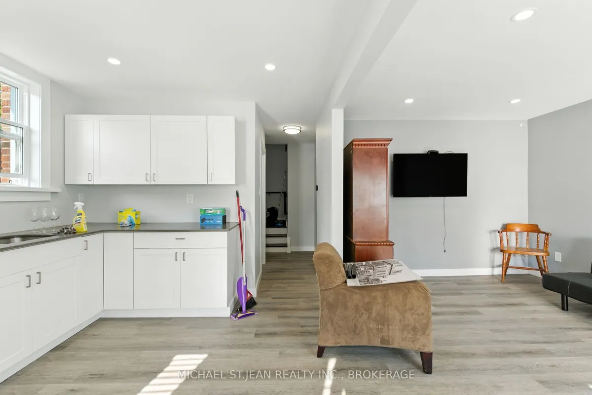 74 East 14th Street, ON L9A 4B5