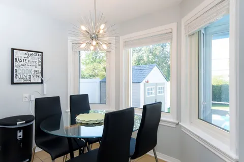 27 Chatham Gardens, ON K2J 3M2