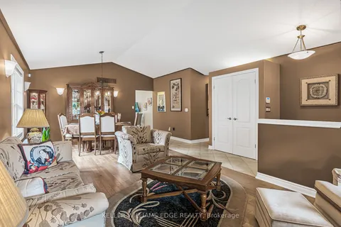 8 Oakridge Boulevard, ON L3E 0R7