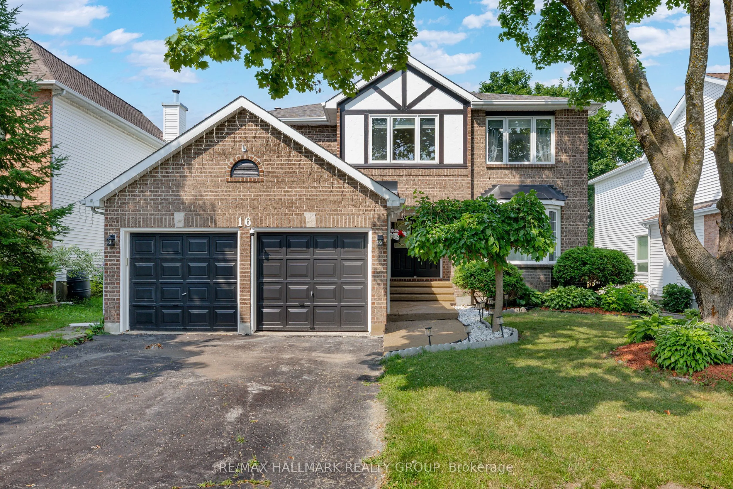 16 ALLENBY Road, ON K2K 2H2